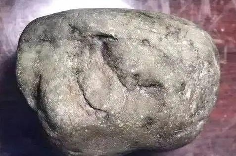 88万玻璃种原石,168万买原石一刀切出蛛网裂