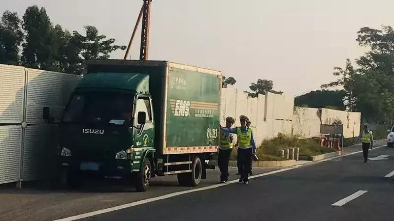 金鼎老人“十一”假期去淇澳岛游玩，33℃高温下中暑呕吐不止！急坏老伴！