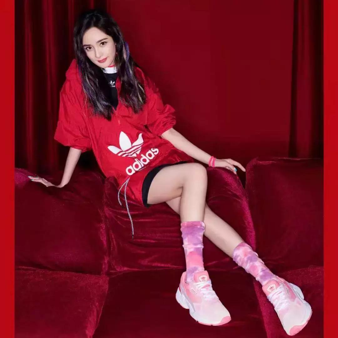 让杨幂热巴都爱不释手的白毛衣,迪丽热巴杨幂同款单品