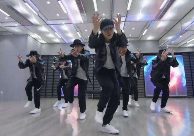 鹿晗和黄子韬创三成团舞台上互动,鹿晗黄子韬被吓一跳