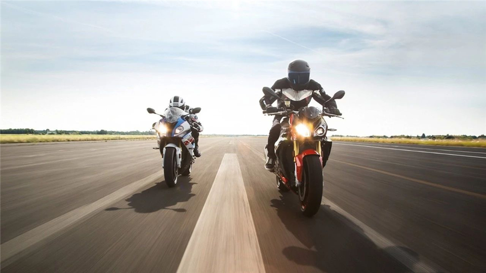 宝马最新s1000rr摩托车,宝马新款四缸街车s1000r谍照曝光