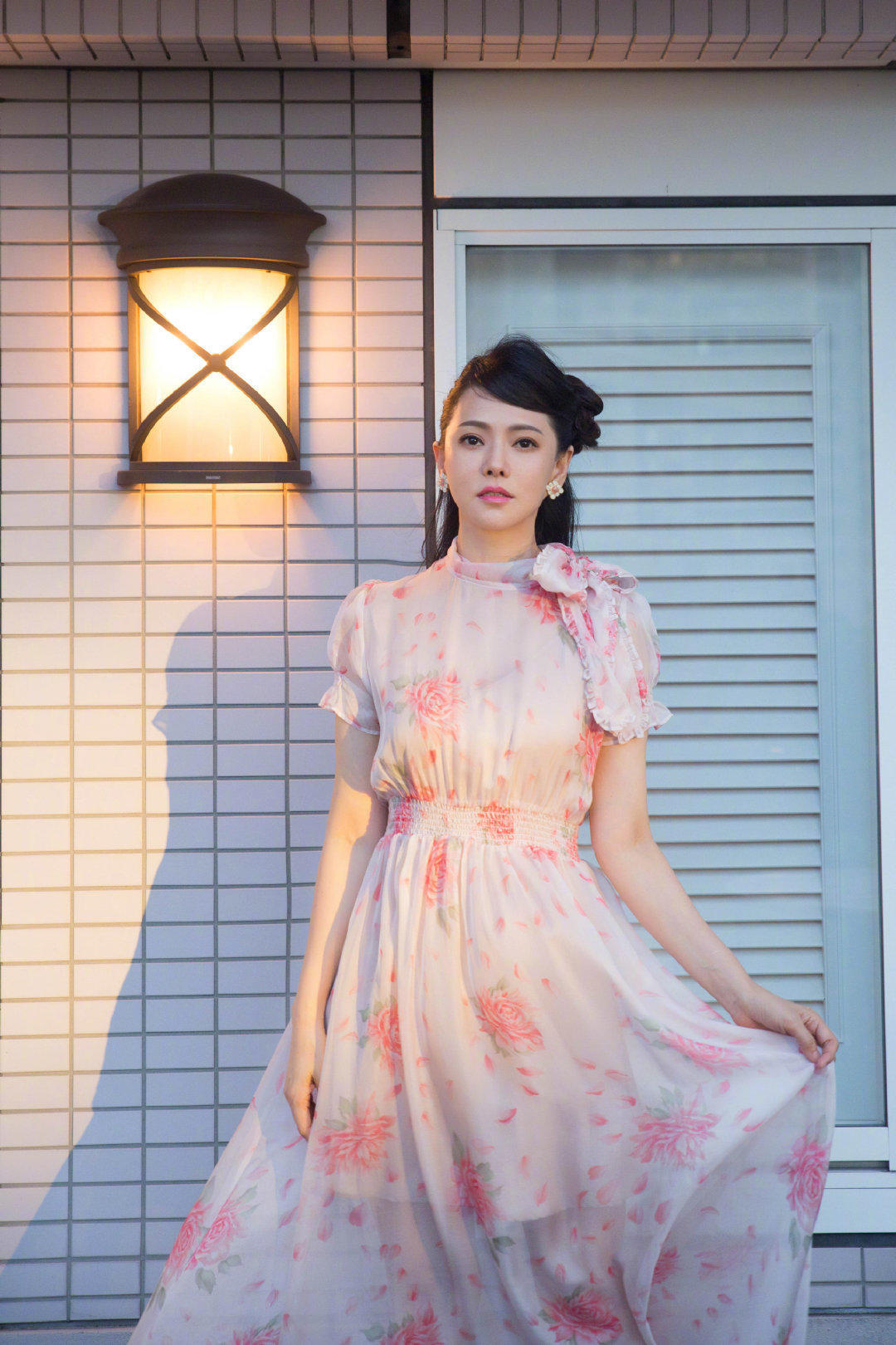 伊能静最新穿搭图片大全,伊能静素颜衣品上衣黑长直