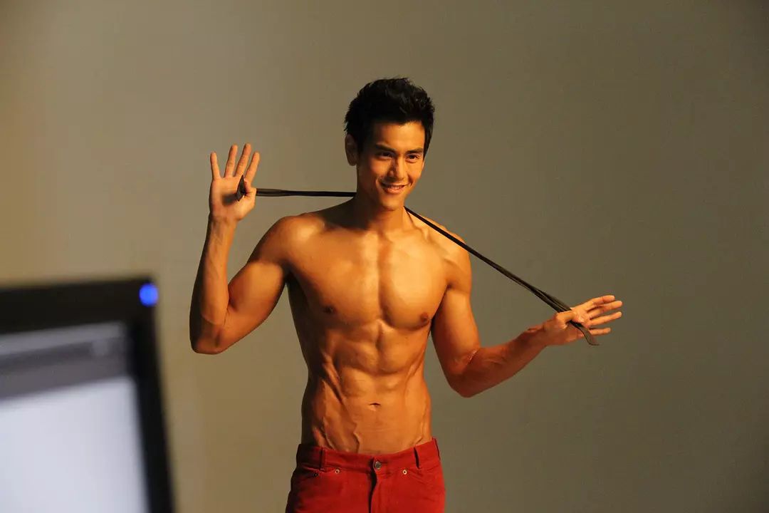 亲爱的热爱的韩商言腹肌,韩商言露出全部腹肌