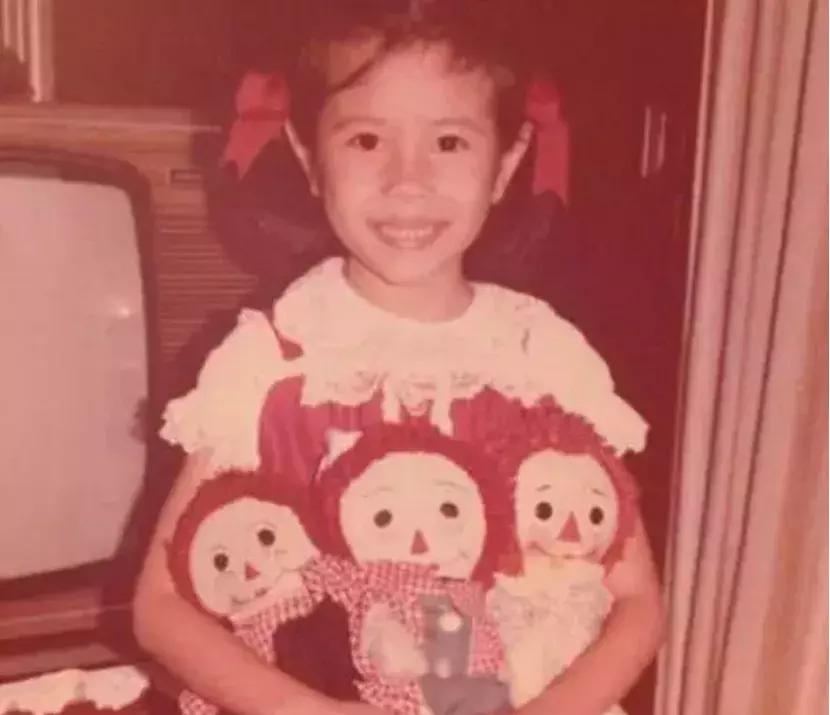 被内地听众低估的港台歌手，性感指数爆棚一双美腿更是价值连城