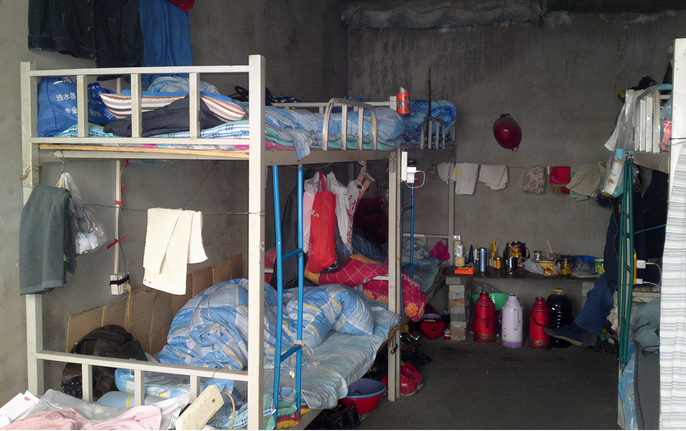 女生为什么住员工宿舍不外面租房,打工妹不愿意住宿舍