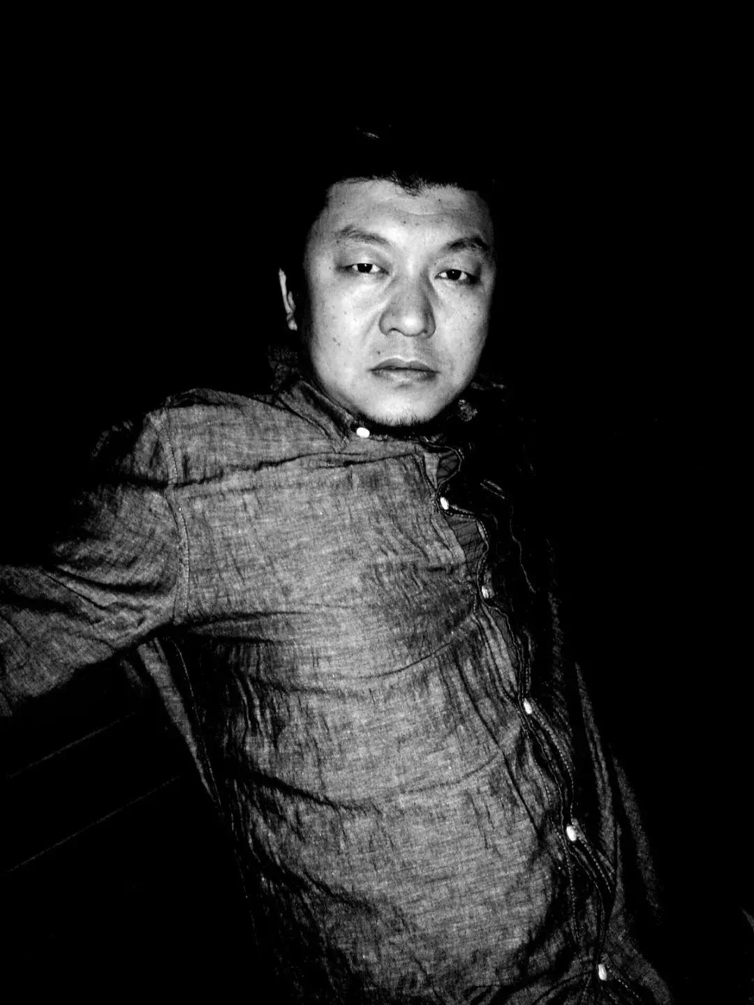 纸上的光影和字：6月30日，来看中国20位诗人的街拍摄影展