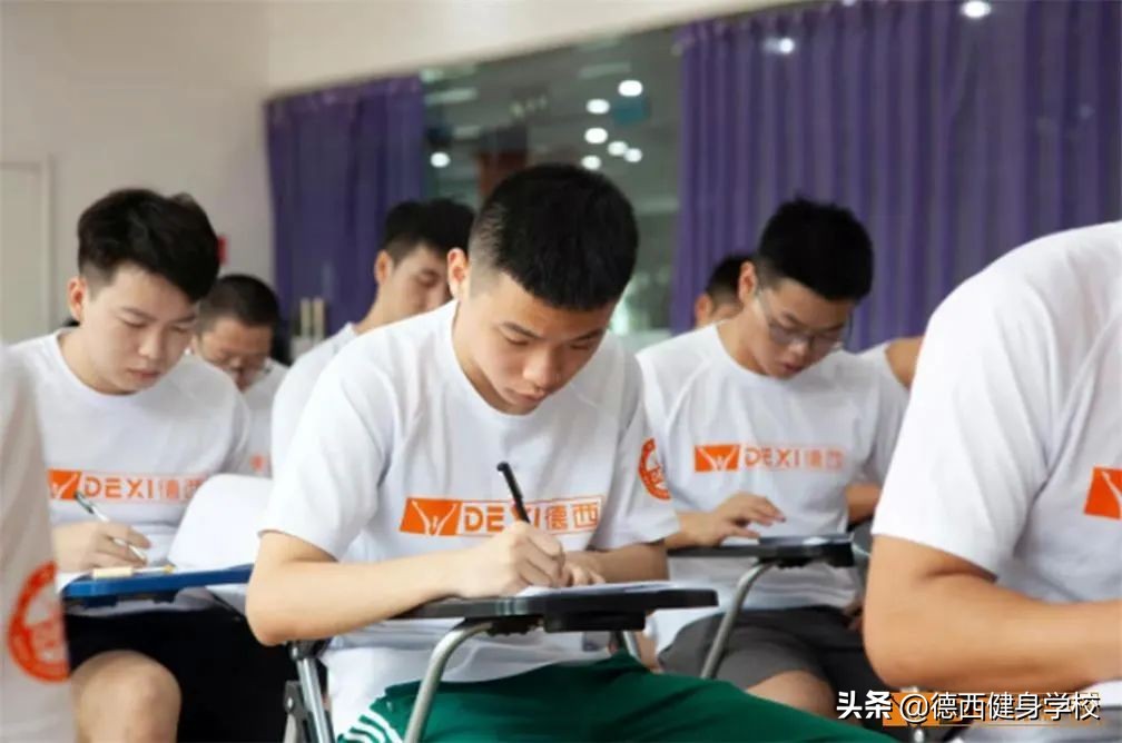 燃爆体能赛现场的，除了爆燃的体能咖，还有德西这支神秘的队伍