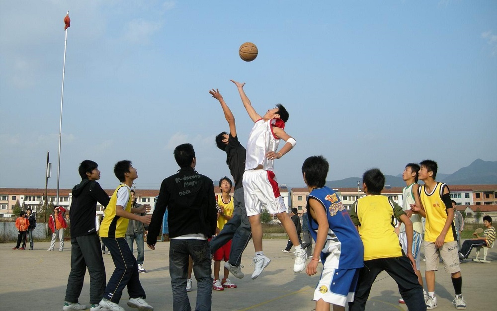 足球和篮球哪个更利于长高,篮球和羽毛球哪个更有助于长高