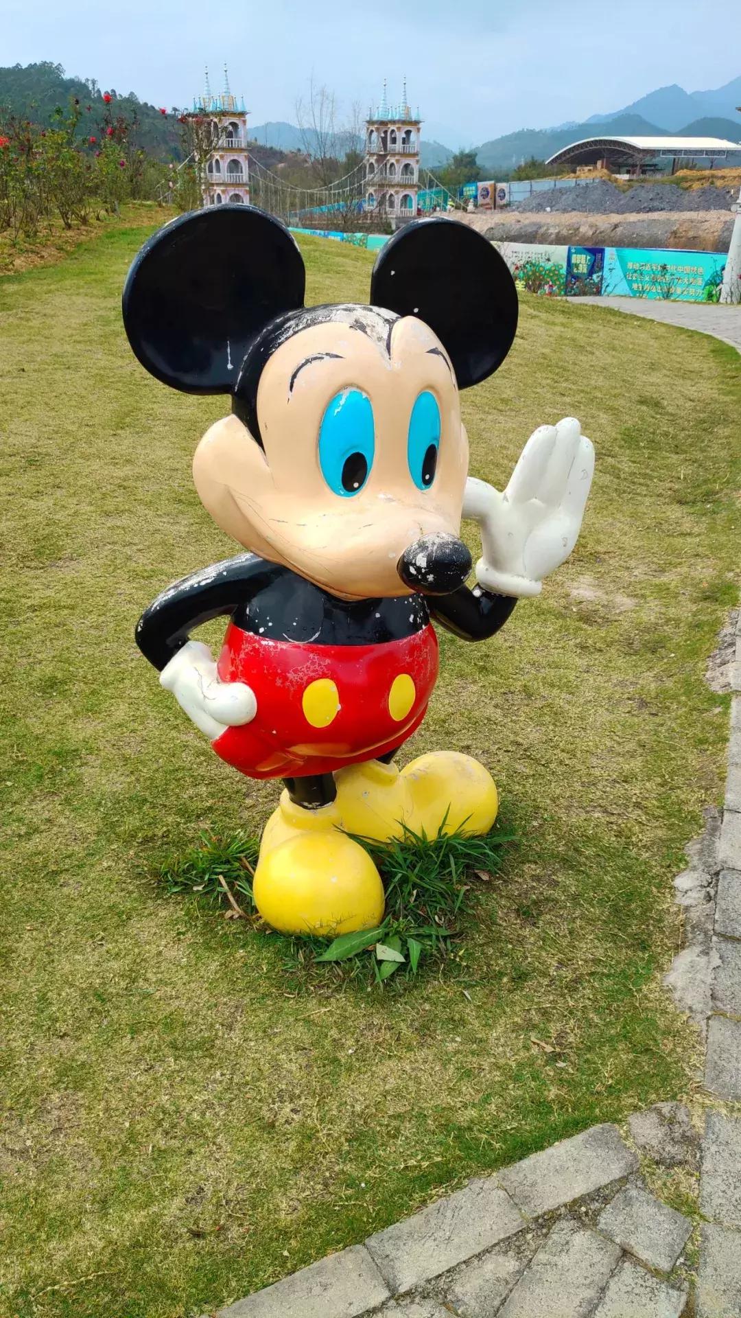 我逛了家乡的山寨乐园，并发现一大堆“盗版动漫人物”！