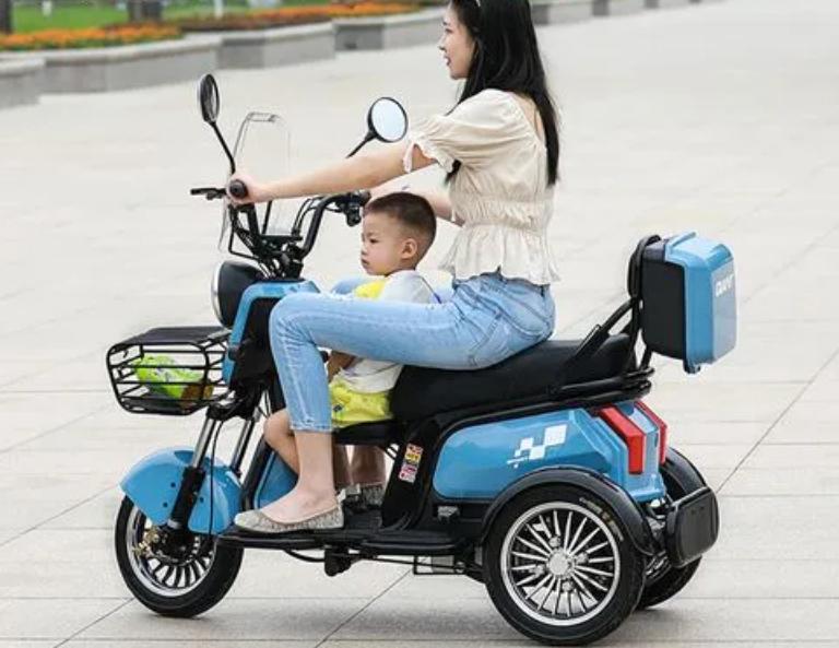 封闭式电动小三轮接送孩子,电动小三轮接娃