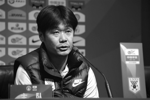 国足主帅李铁引领众将亮相,二李一王