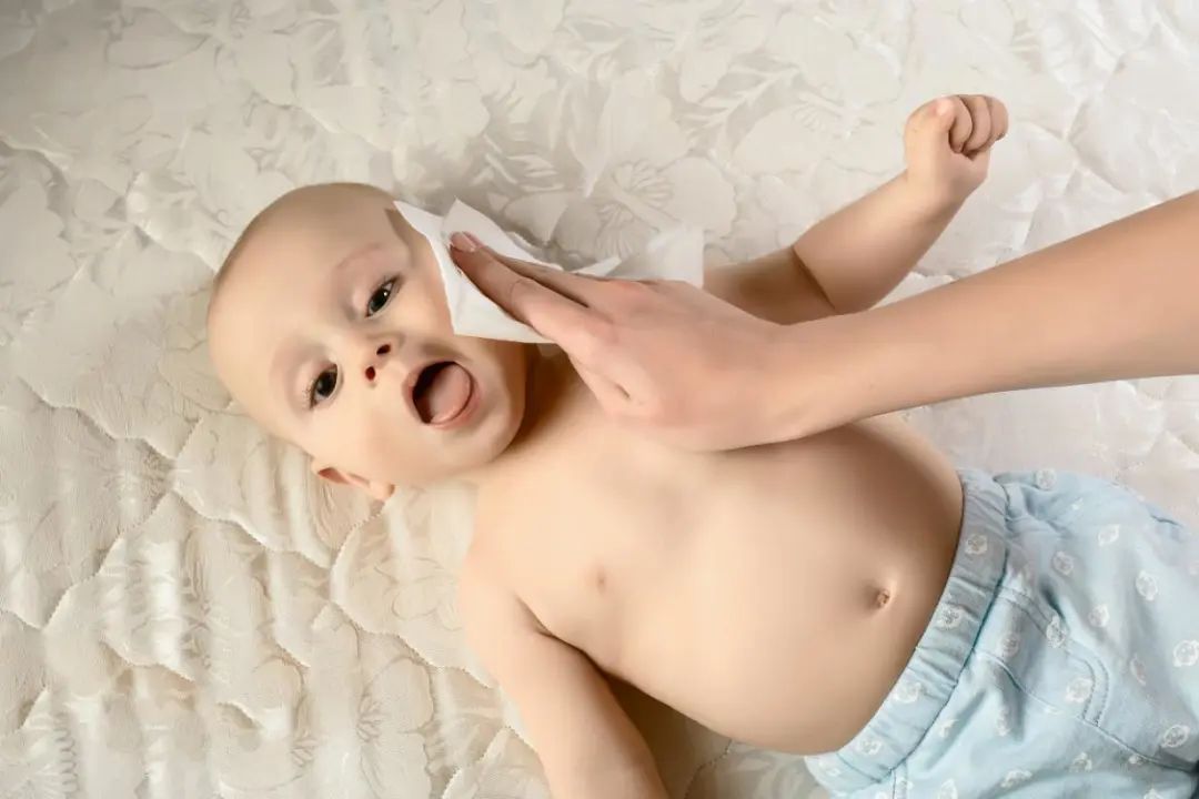 新生儿脱皮很严重是什么原因,新生儿有点脱皮什么原因