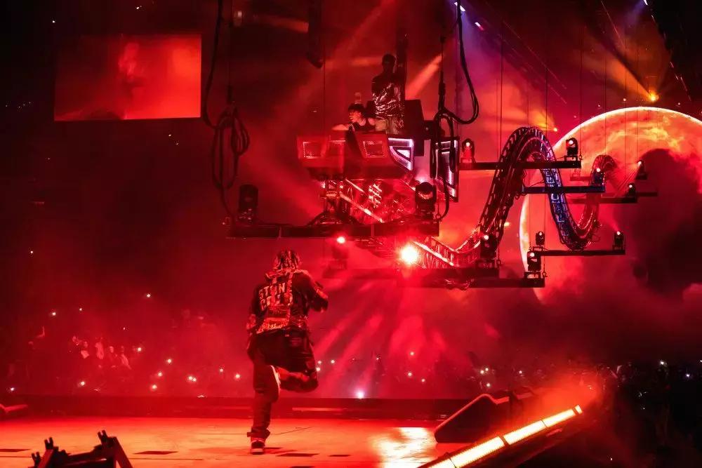 新媒体时代的沉浸式舞台设计,极简主义舞台设计