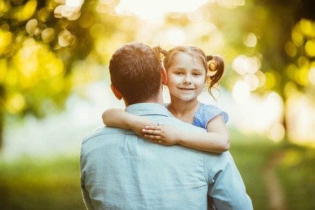 “转账爸爸”火了，火得很病态，是在害女儿