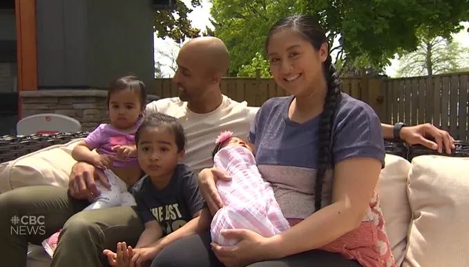 “老公，不行了，我要在车上生出来了！”