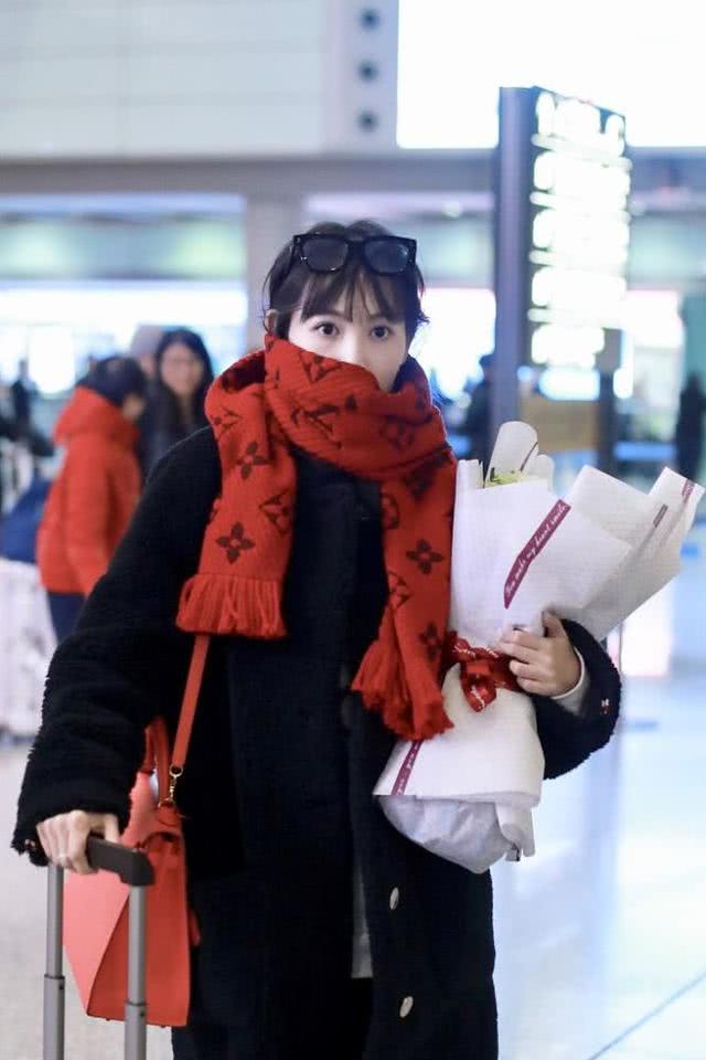 马蓉现身机场全黑造型墨镜遮面 (马蓉戴红围巾笑容满面获粉丝送花)