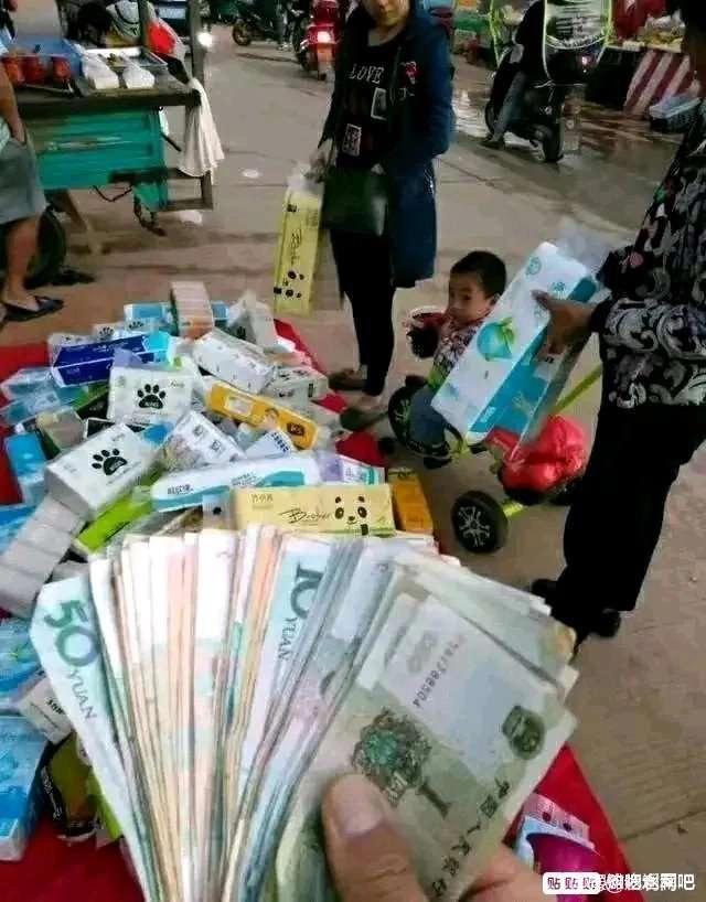 摆摊卖纸巾真的能月入过万吗,摆地摊纸巾一年挣多少钱