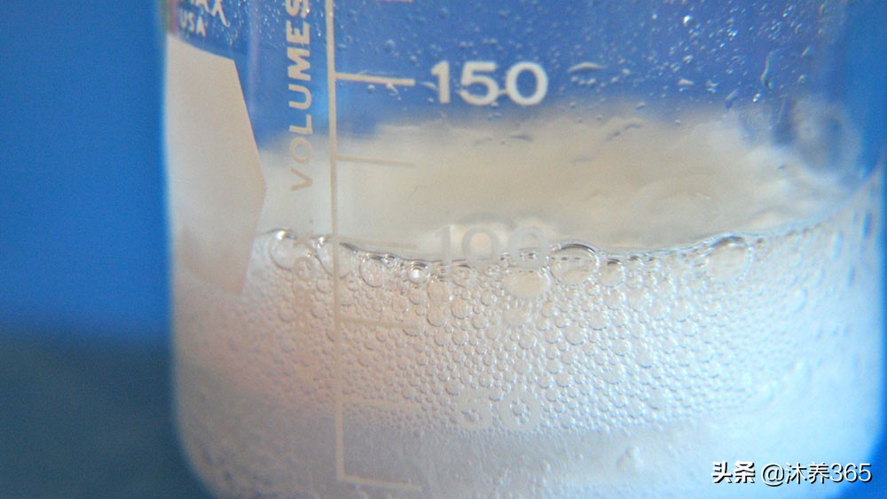 葡萄酒污渍在衣服上怎么洗干净,怎样去除衣服上的葡萄酒印记