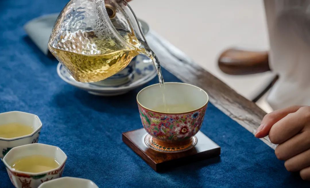 宫廷用的珐琅彩盖碗杯,珐琅彩堆花杯