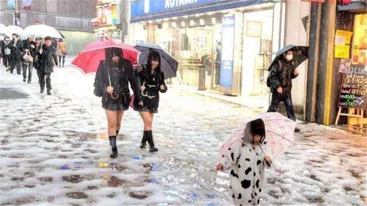 日本女生冬天穿短裙不冷吗,日本女生冬天都穿短裙不冷吗