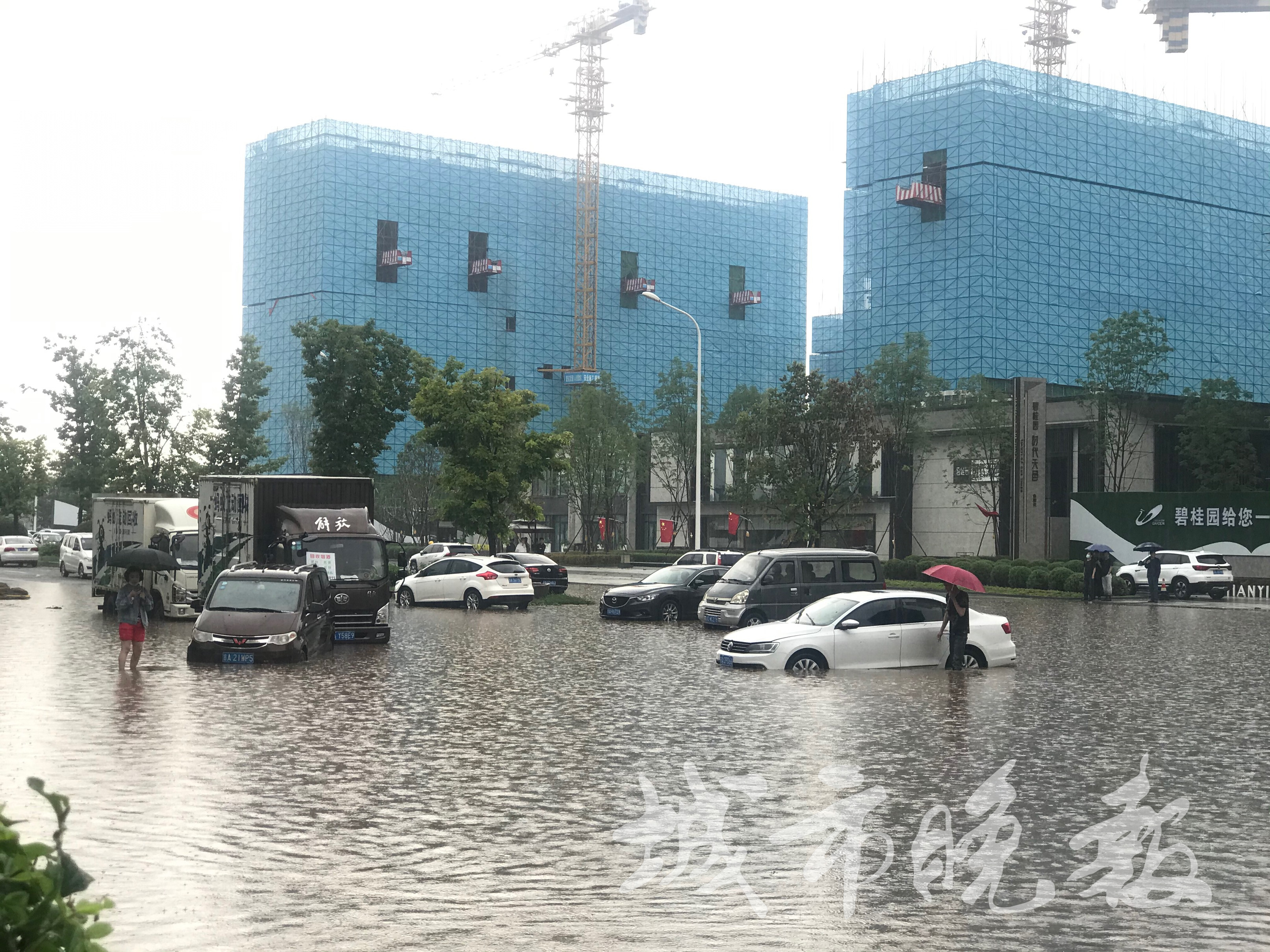 长春街道暴雨后积水严重车辆被困,长春暴雨致城区多处积水