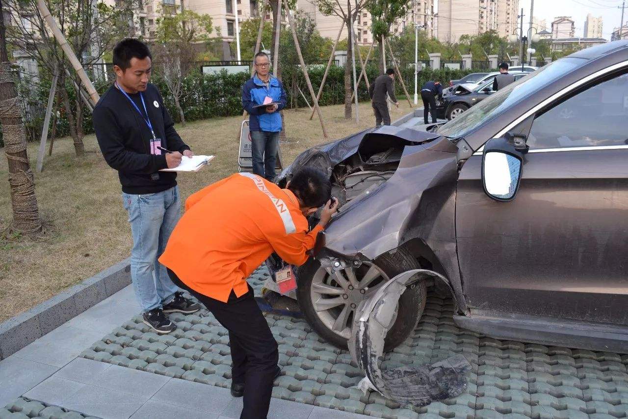 撞到豪车该怎么处理,撞了豪车保险怎么赔