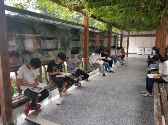 离家在外如何对待留守儿童,孩子是留守儿童父母应该这样做