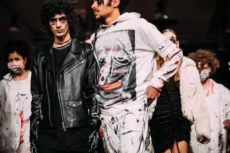 旧风格服装,穿上一件风格不同于以往的衣服