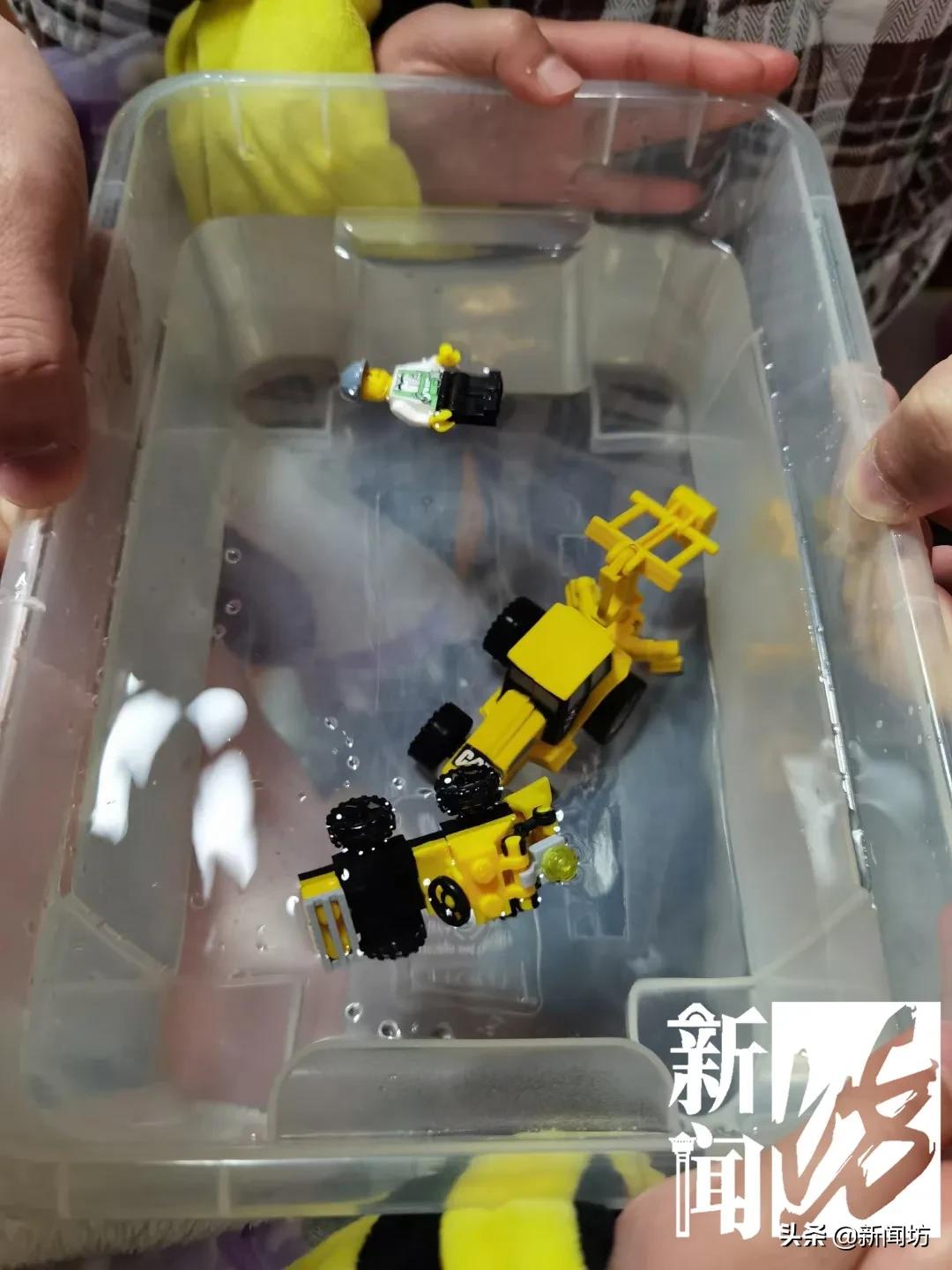 乐极生悲？上海人都开始练冰上运动了，但有人落水，有人撞断消防栓…