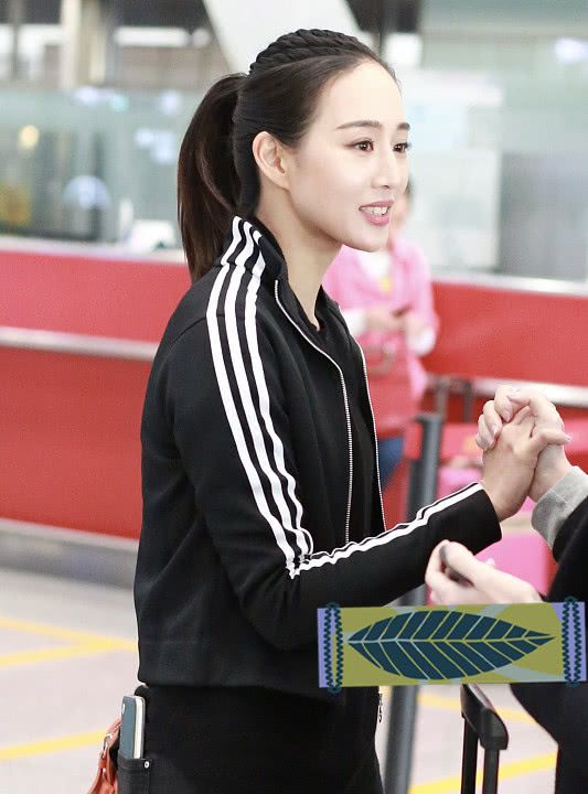 运动风挺好看，张钧甯穿短款运动衣出门，配条铅笔裤气质很好