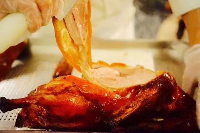 传统烤鸭技艺到底多讲究？烹饪大师剖析为什么现在北京烤鸭不对味