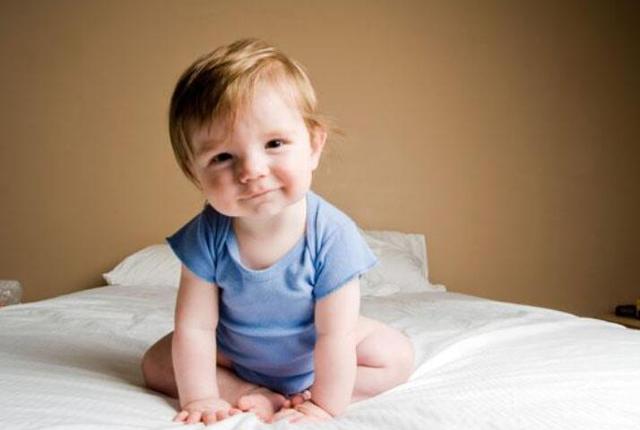 六月宝宝发育迟缓如何改善,6个月宝宝这四个动作还不会做