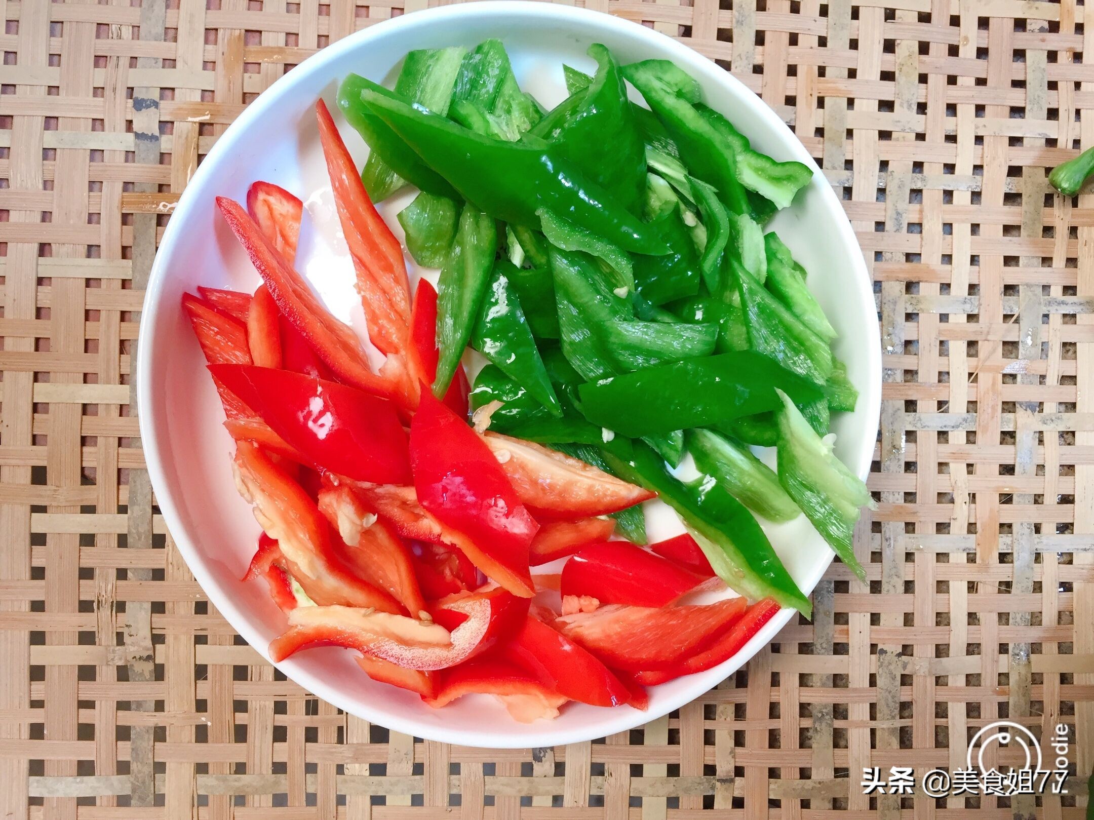 爆炒鱿鱼怎么能让鱿鱼更q弹,鱿鱼怎么炒出来又不腥特别好吃