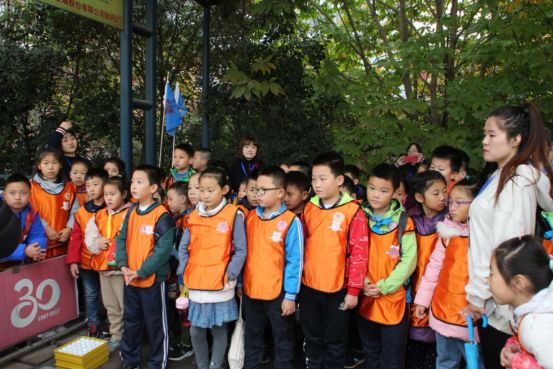 绫虫仼鍥介檯,绫虫仼鍥介檯鑻辫