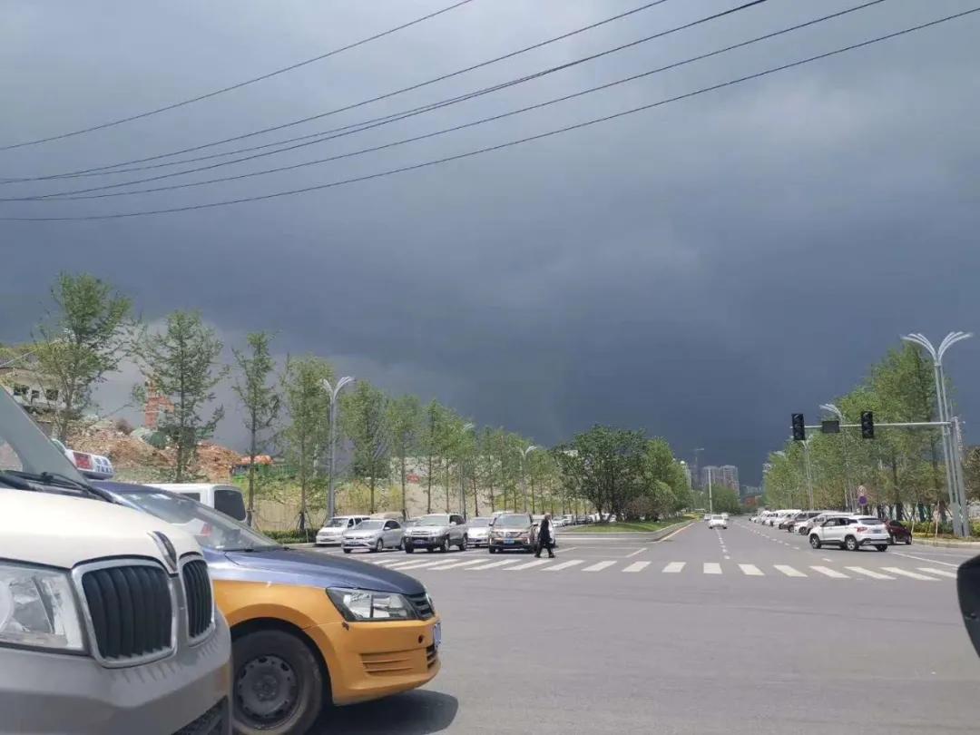 贵阳特大暴雨预警,贵阳市气象台回应下冰雹