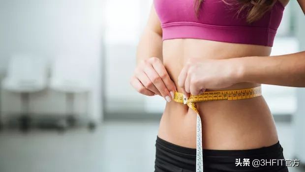 马甲线平板支撑卷腹,练马甲线的卷腹动作教练带学员