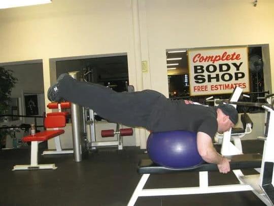 俯卧床上练臀部最好的动作,俯卧直腿的训练方法