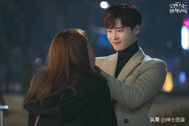 韩剧李钟硕穿搭高领,李钟硕黑色高领毛衣