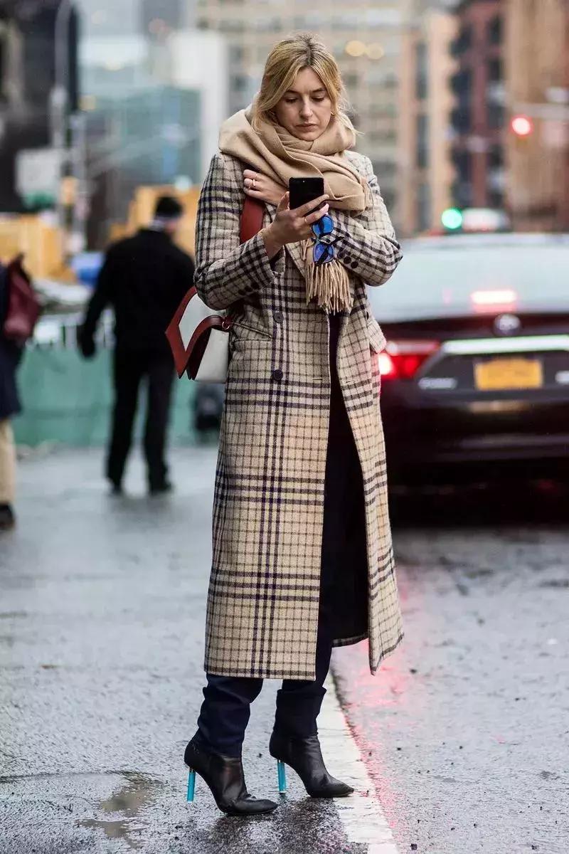 适合羽绒服显脸小围巾的系法,怎么给女生系围巾不会显脸小