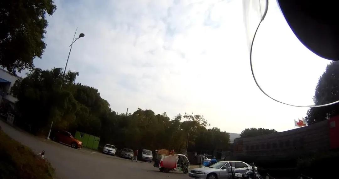 卖假货被带走的小伙,快递员卖假货的事件