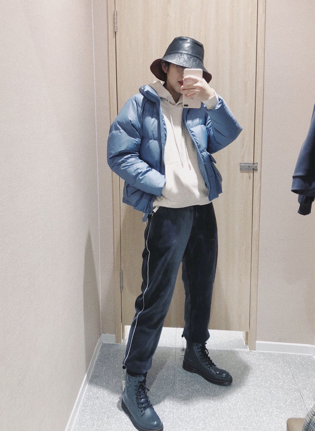 黄色马丁靴搭配长裤牛仔裤,黑色马丁靴配长裤好还是九分裤好