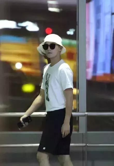 优衣库kaws联名连帽卫衣,优衣库联名kawst恤