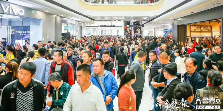 万达广场全年累计客流约830万人次,万达广场开业爆满