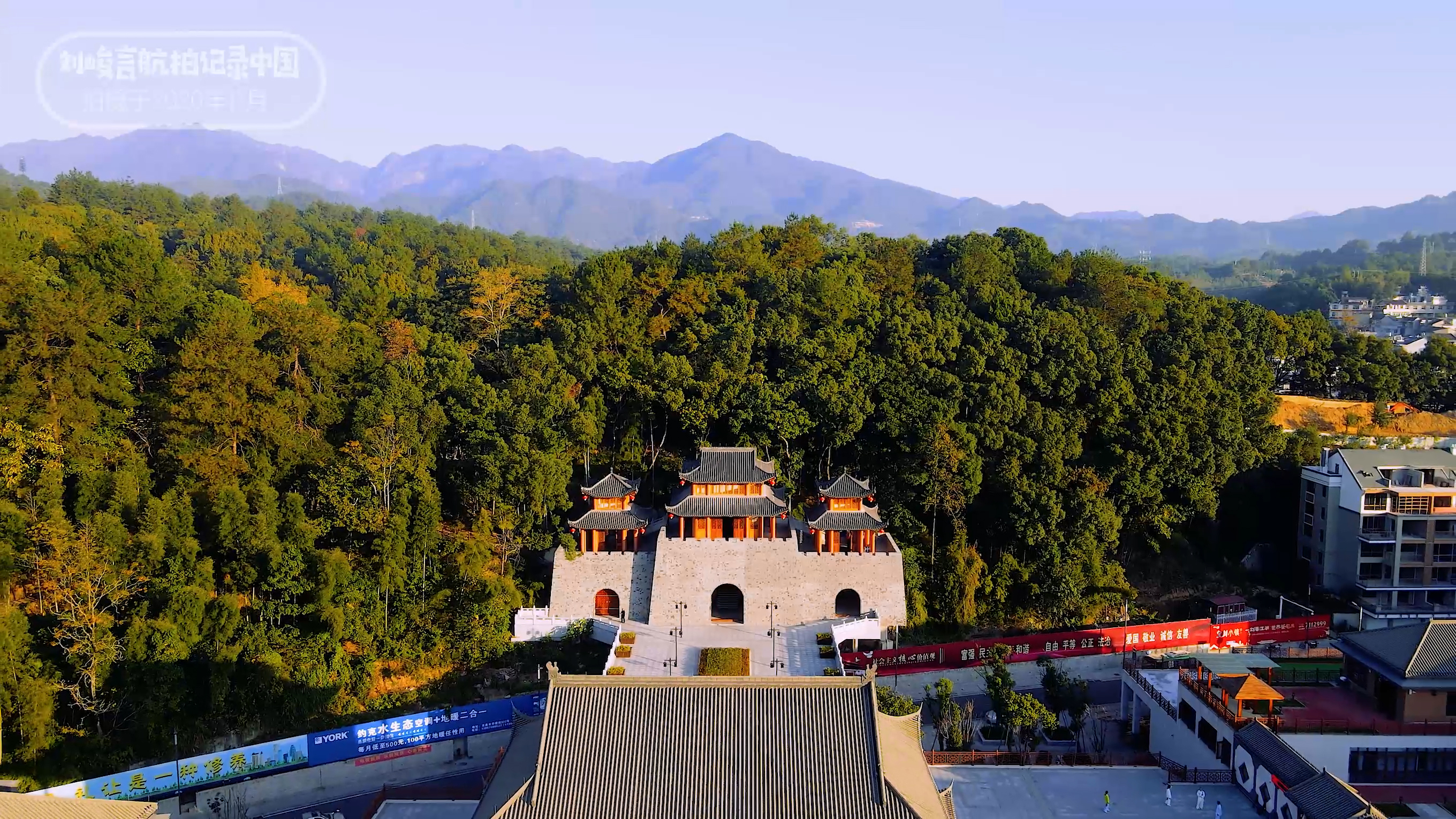 龙泉的青瓷宝剑有名气,为什么龙泉盛产宝剑