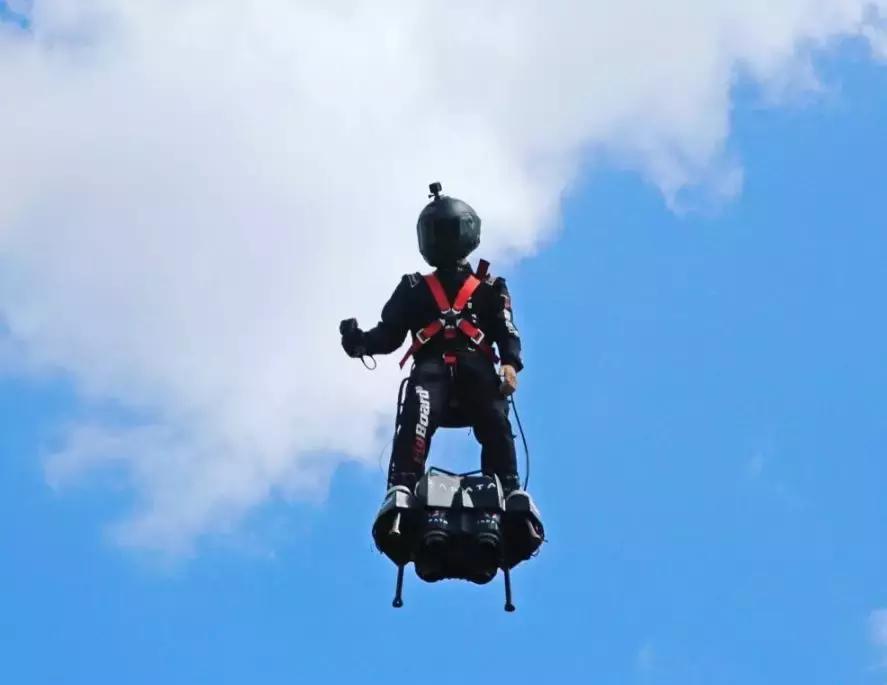 让小李子、迪拜土豪疯狂迷恋的法国钢铁侠，踩滑板飞越英吉利海峡