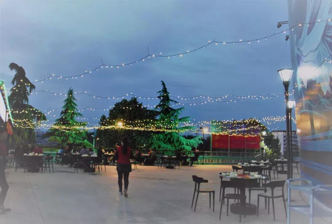 龙门小龙虾烧烤,夏天路边大排档撸串啤酒小龙虾