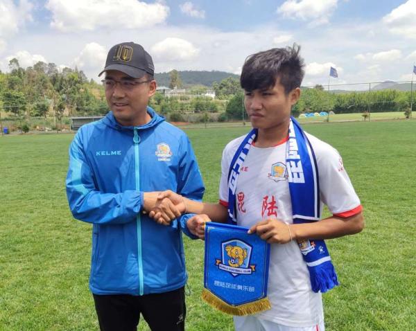 武磊14岁首秀,水里踢球男孩青训