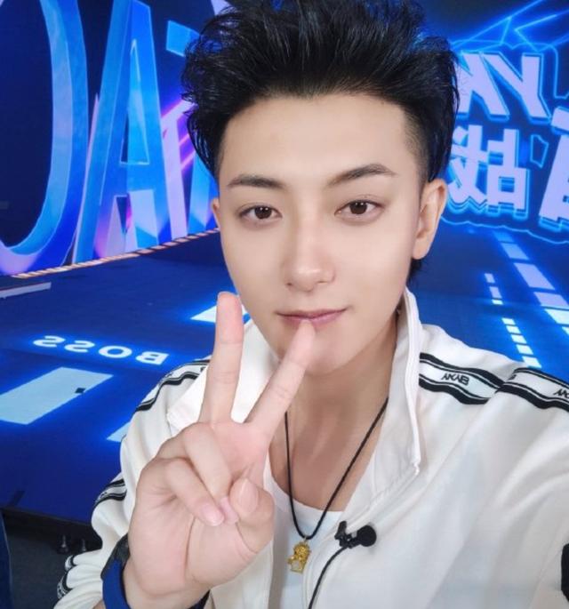 黄子韬开直播自曝太想谈恋爱,黄子韬深夜直播现场