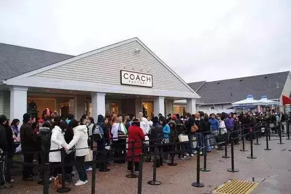 coach的专柜款大红斜挎女包,coach折扣店包跟专柜的区别