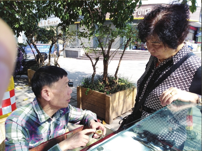 年过七旬修表匠,65岁修表匠摆摊31年